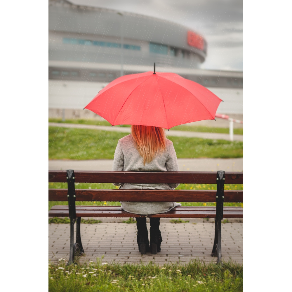 Продавец зонтиков. Автоматический оранжевый зонт. Желтый зонтик на скамейке. Белый зонт на лето. Фотосессия под оранжевый зонт.